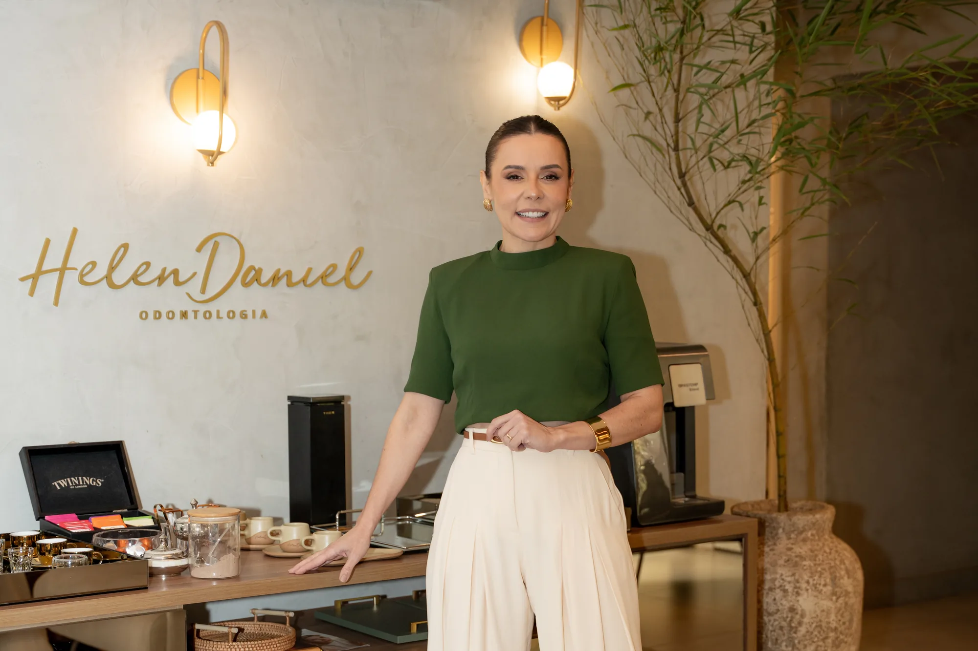 Dra. Helen Daniel na recepção da clínica
